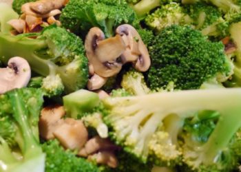 Рагу с белокочаной капустой, брокколи и грибами